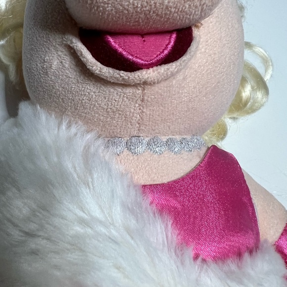 Disney The Muppets Miss Piggy Plush - Picture 10 of 11